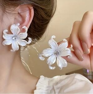 Women's White Floral Earrings With Rhinestones Stud. NWT